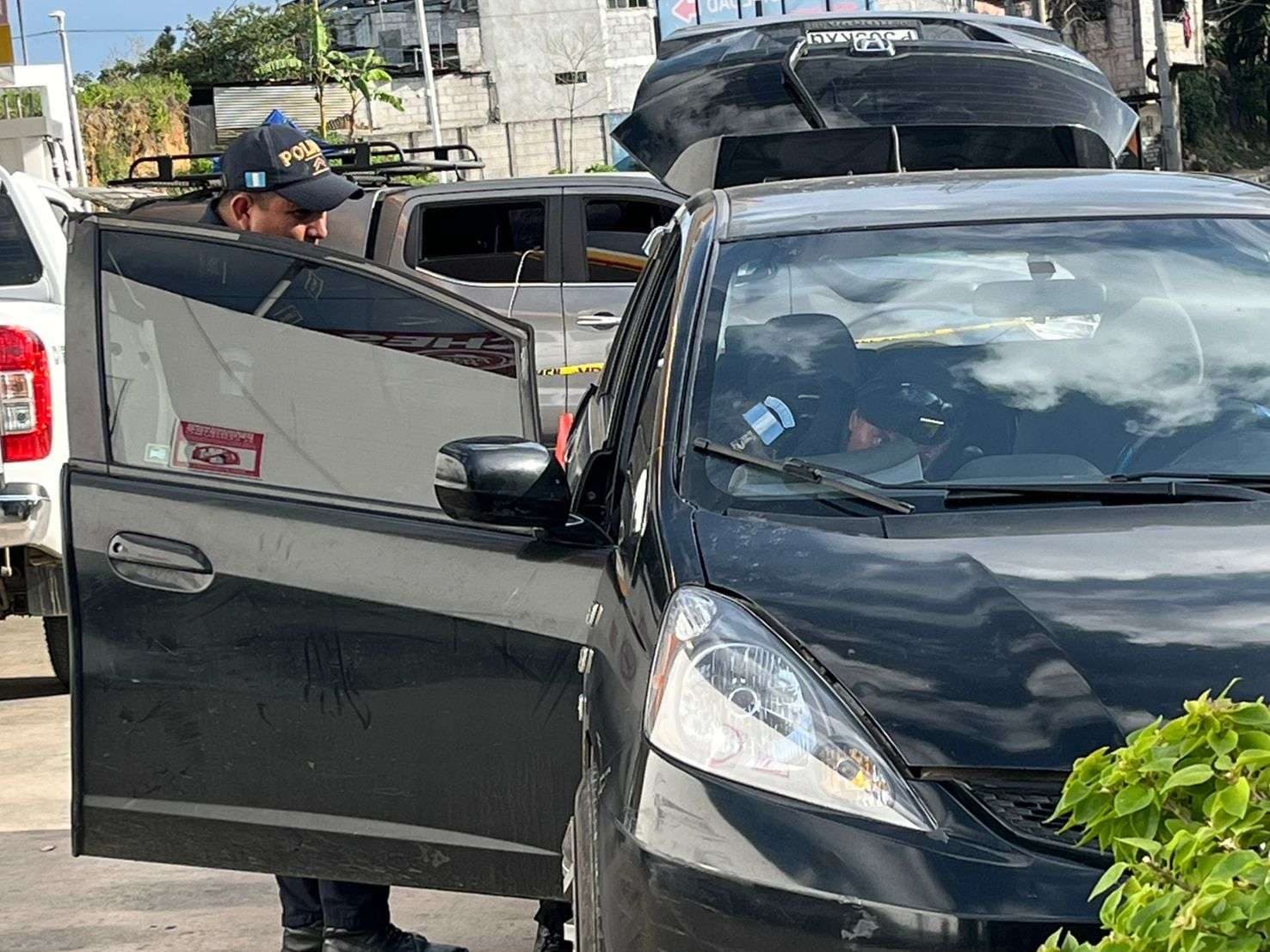 ¿Droga en su interior? Interceptan automóvil en gasolinera de zona 7