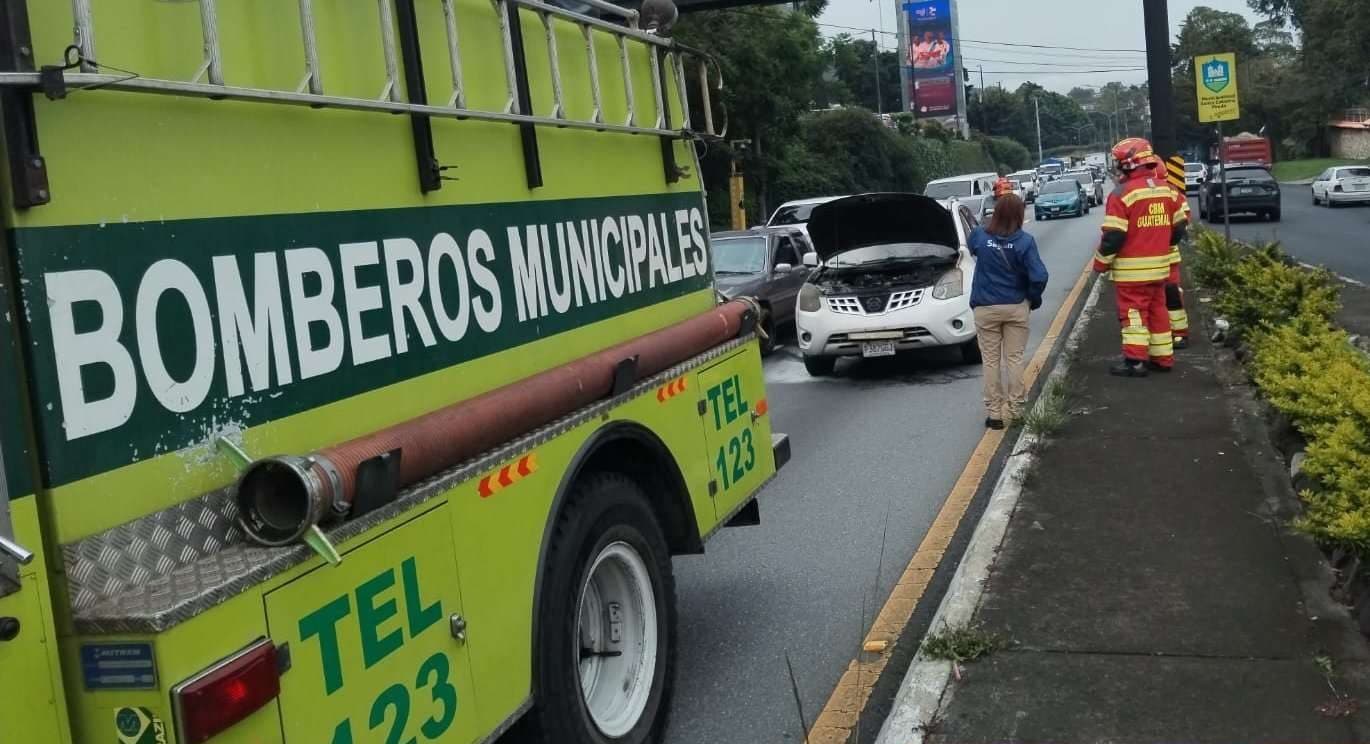 Incendio en vehículo complica el tránsito en Carretera a El Salvador