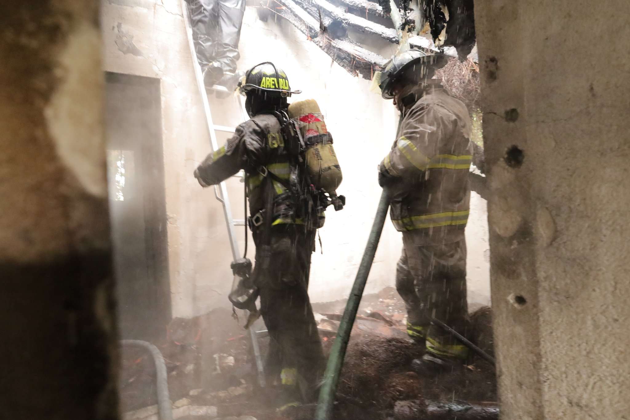 EN FOTOS | Incendio de grandes proporciones consume inmueble en zona 10