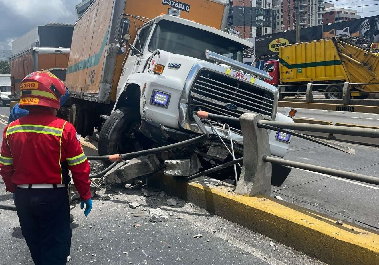 ¿Frenó tarde o falló el camión? Así terminó una unidad de basura en desnivel de zona 10