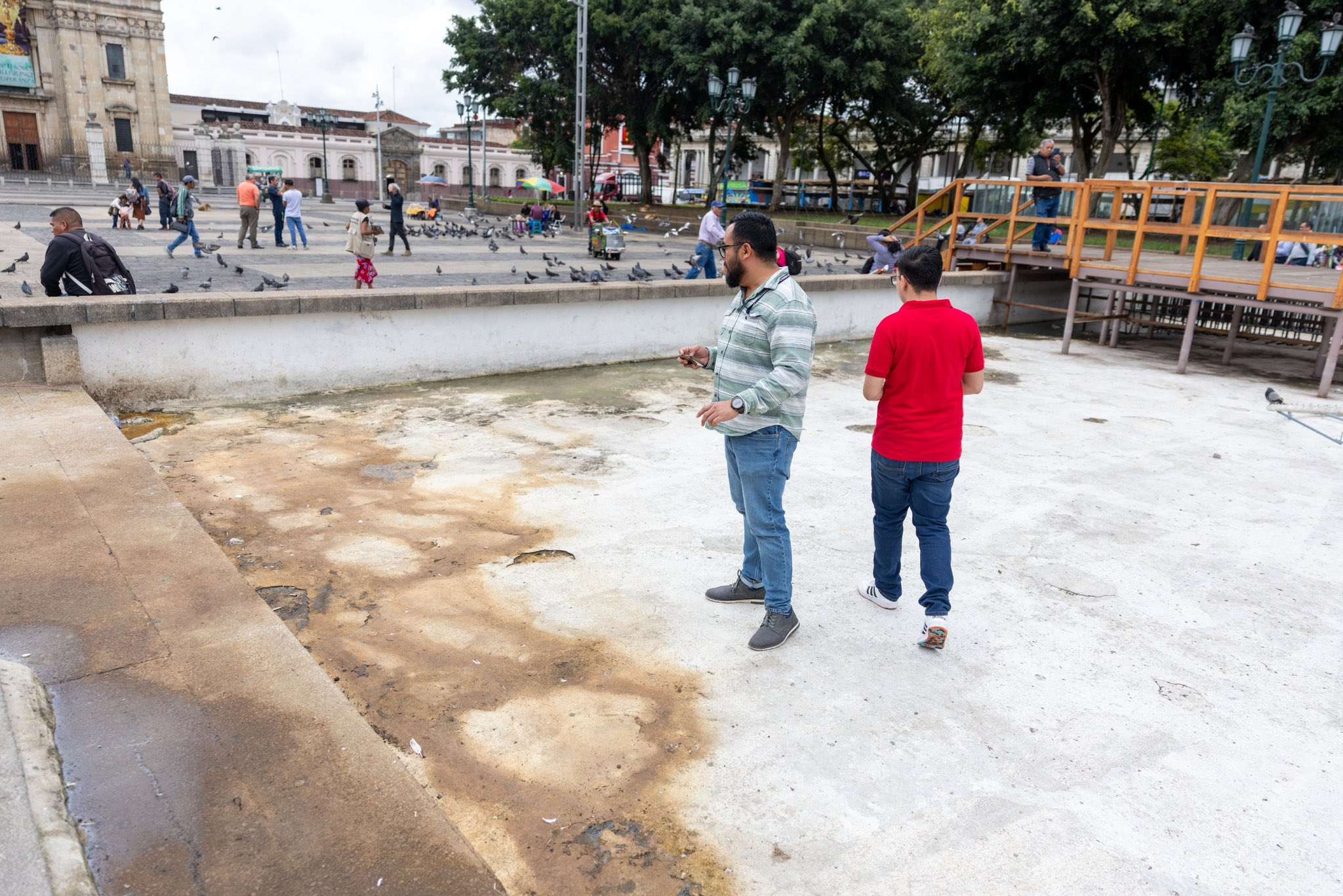 Evalúan daños en la fuente de la Plaza de la Constitución tras retiro del plantón del STEG