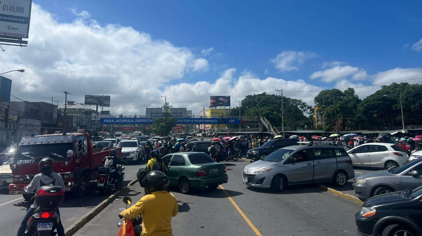 Bloqueo de maestros en la Calzada Roosevelt.