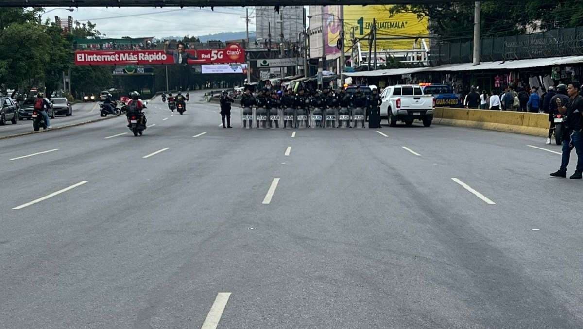 Bloqueo de maestros en la Calzada Roosevelt.