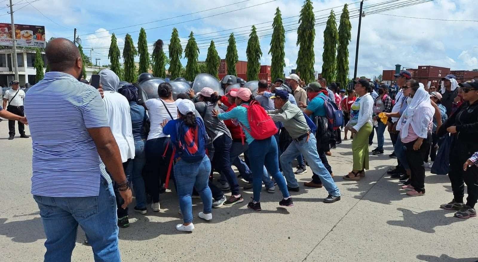 Bloqueo de maestros en Izabal