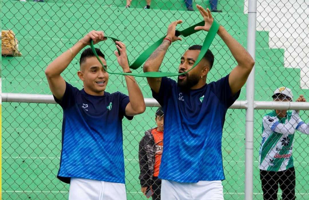 Óscar Santis y Dewinder Bradley.