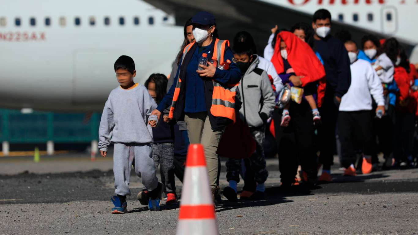 ¿Qué nueva iniciativa busca proteger a menores migrantes guatemaltecos antes de cumplir 18 años?