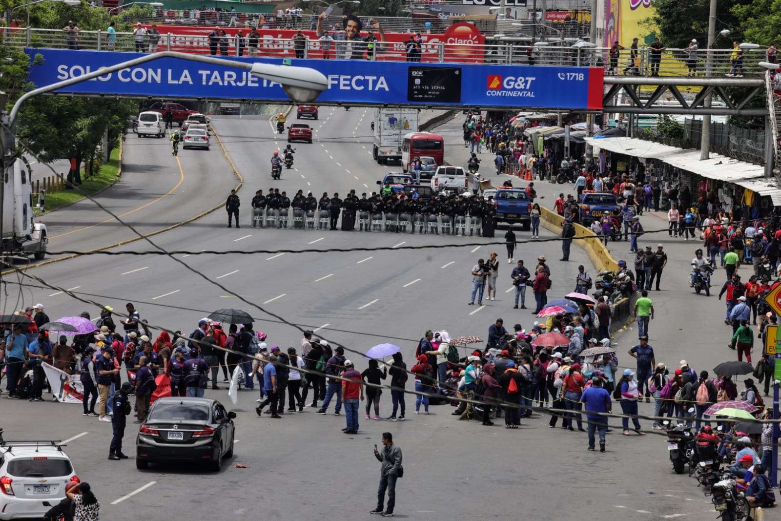 Maestros mantienen bloqueo en el Trébol pese a presencia de antimotines