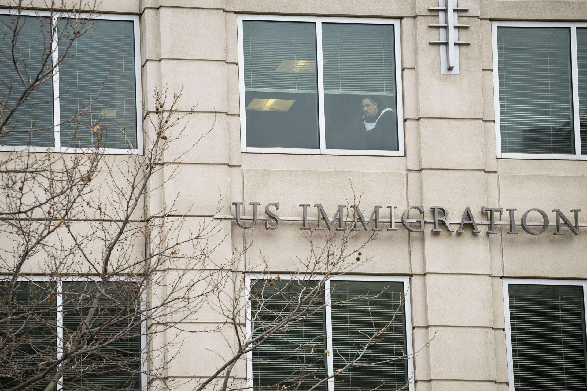 Denuncian condiciones en que están detenidos inmigrantes en edificio federal en Nueva York