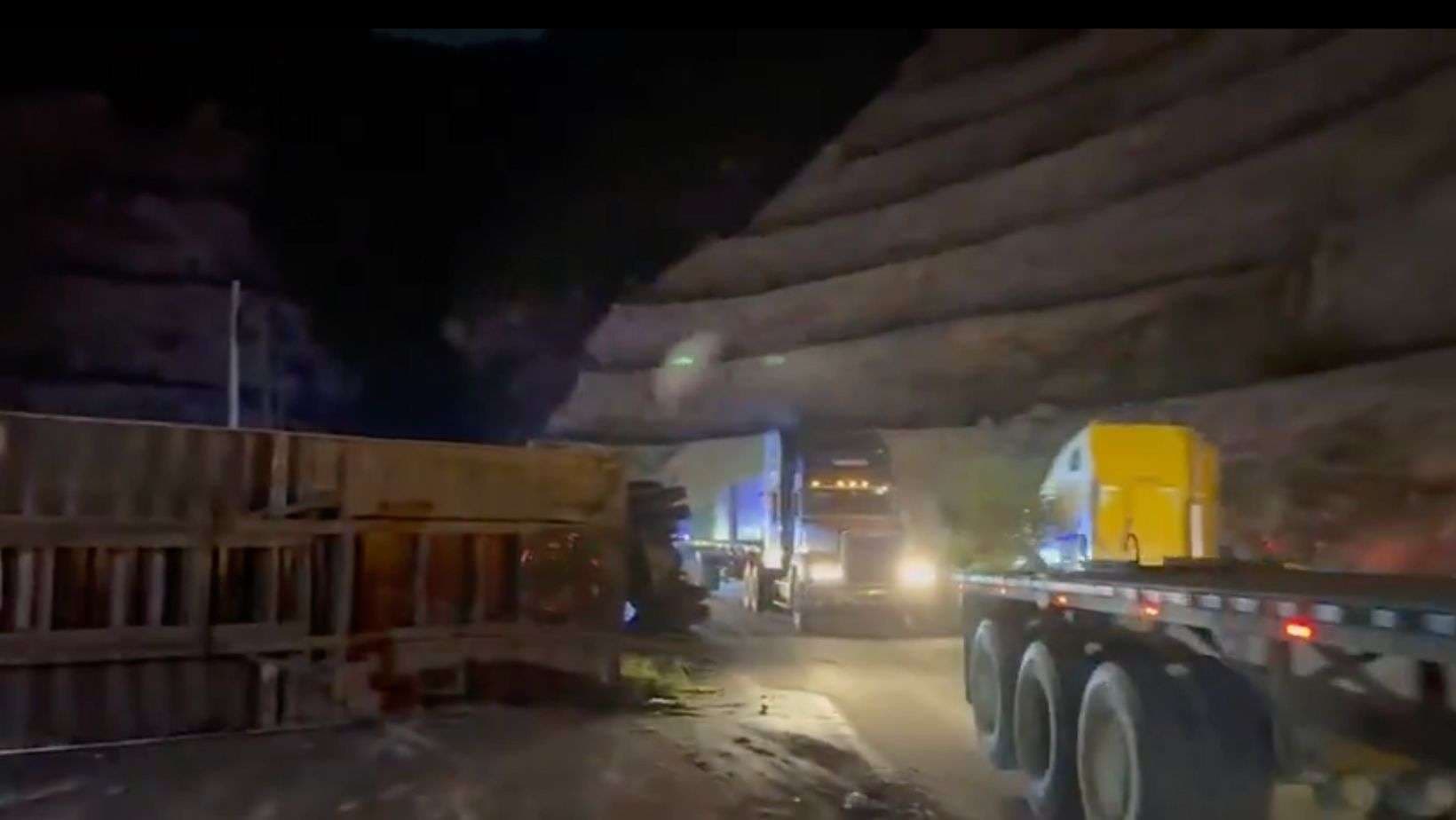 Tráiler volcado complica tránsito en ruta al Atlántico