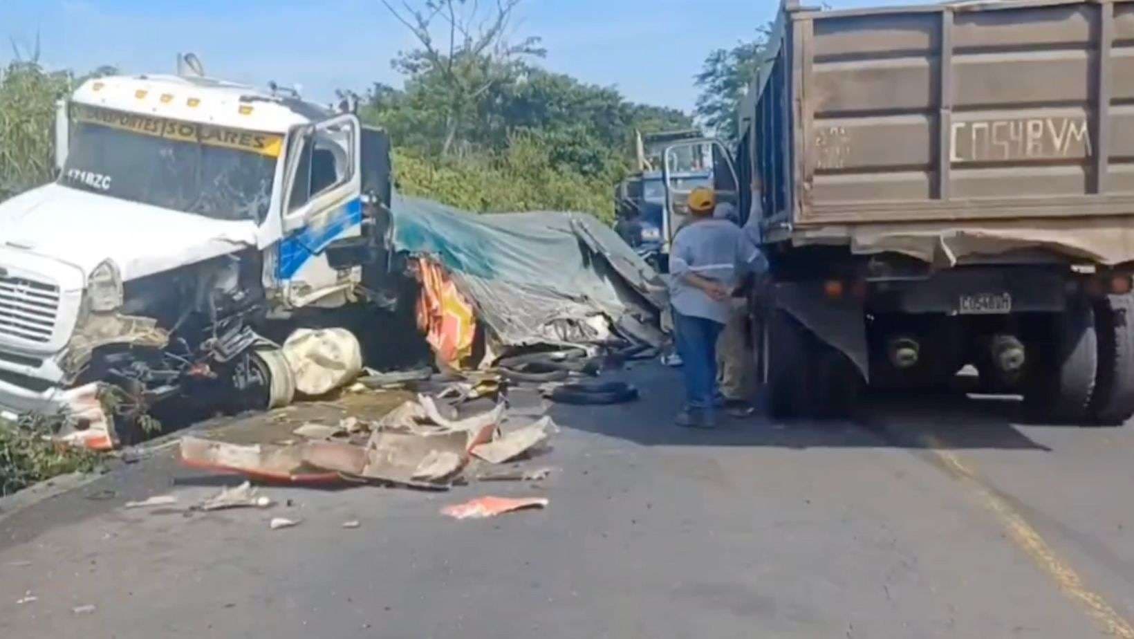 Colisión entre camiones obstruye tránsito en Escuintla