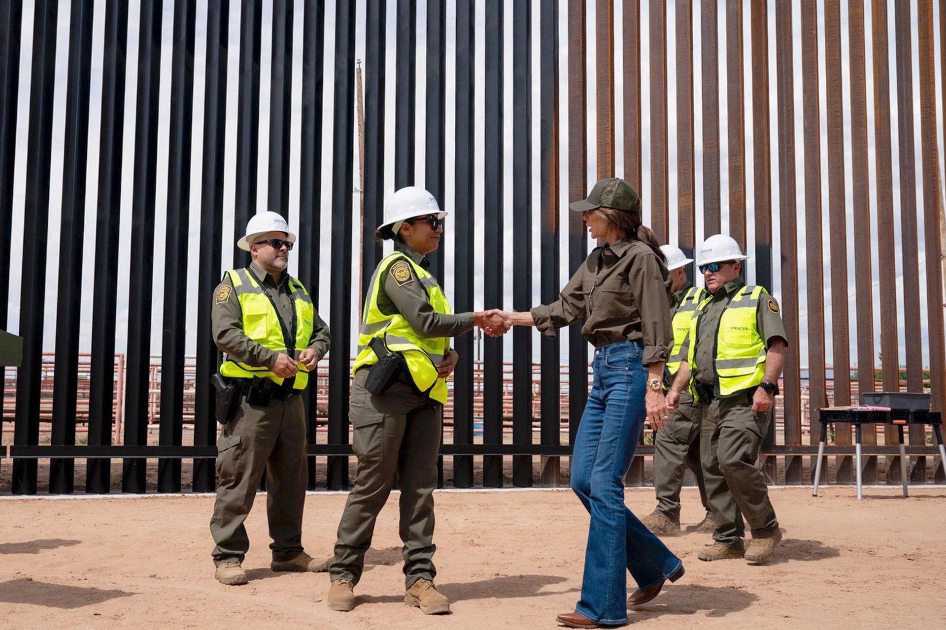EE.UU. pinta de negro el muro fronterizo para elevar su temperatura y evitar escaladas
