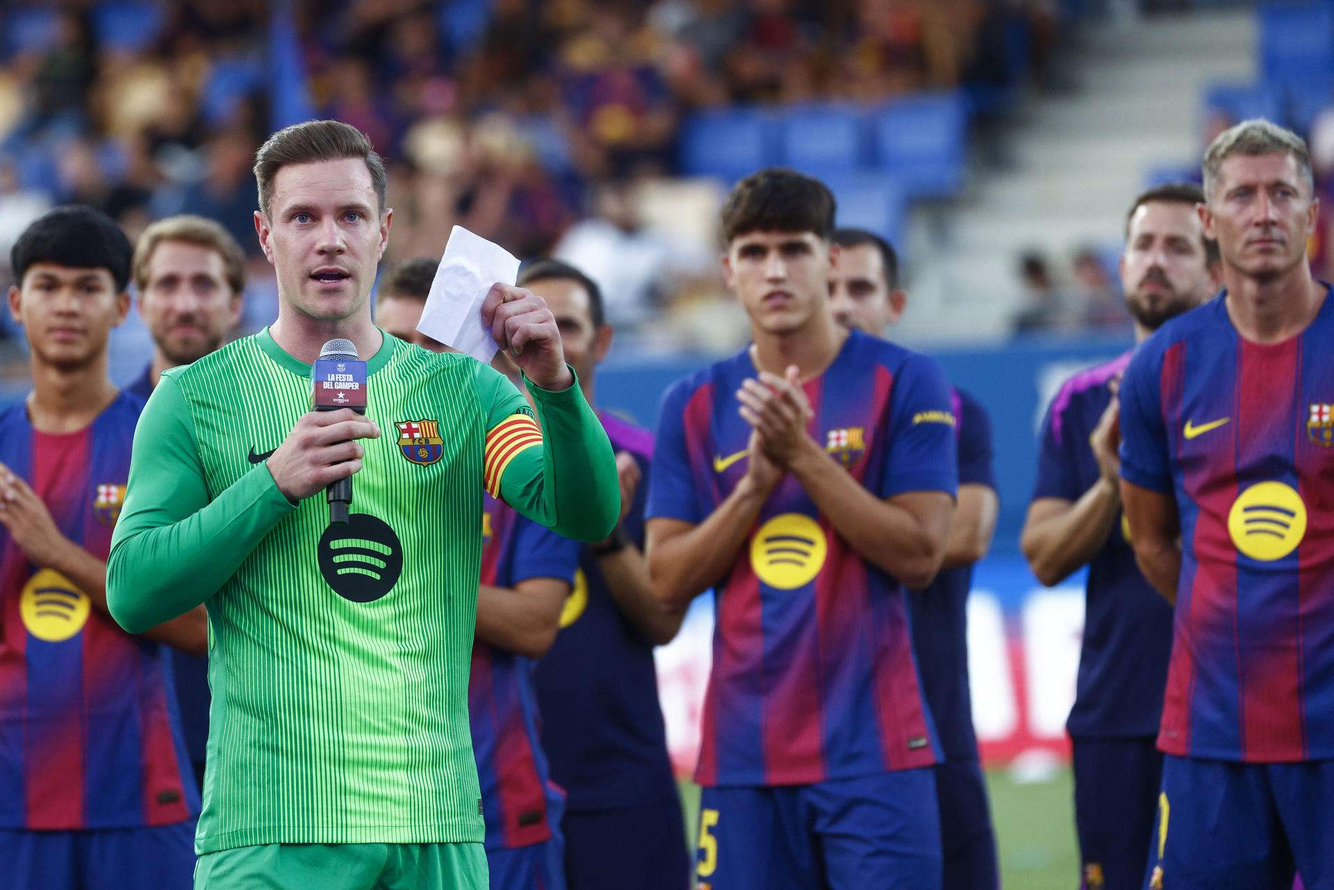 El guardameta alemán del FC Barcelona Marc-André Ter Stegen (i) y sus compañeros durante la presentación del equipo previa al encuentro correspondiente 60.ª edición del Trofeo Joan Gamper que juegan ante el Como 1907, este domingo en el estadio Johan Cruyff de la localidad barcelonesa de Sant Joan Despi. EFE/Quique García