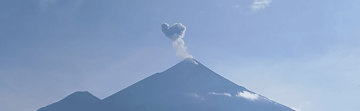 Volcán de Fuego mantiene actividad explosiva y genera caída de ceniza