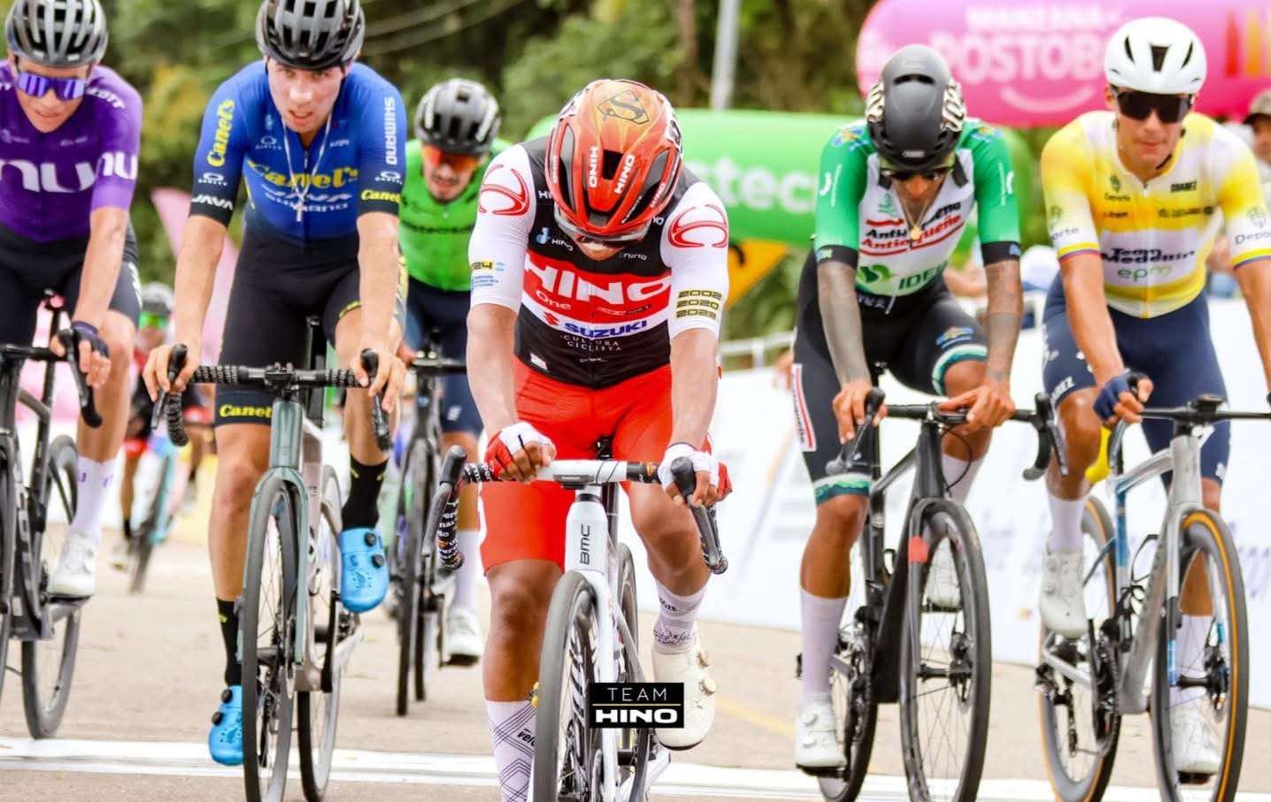 Hino-One-La Red-Suzuki.