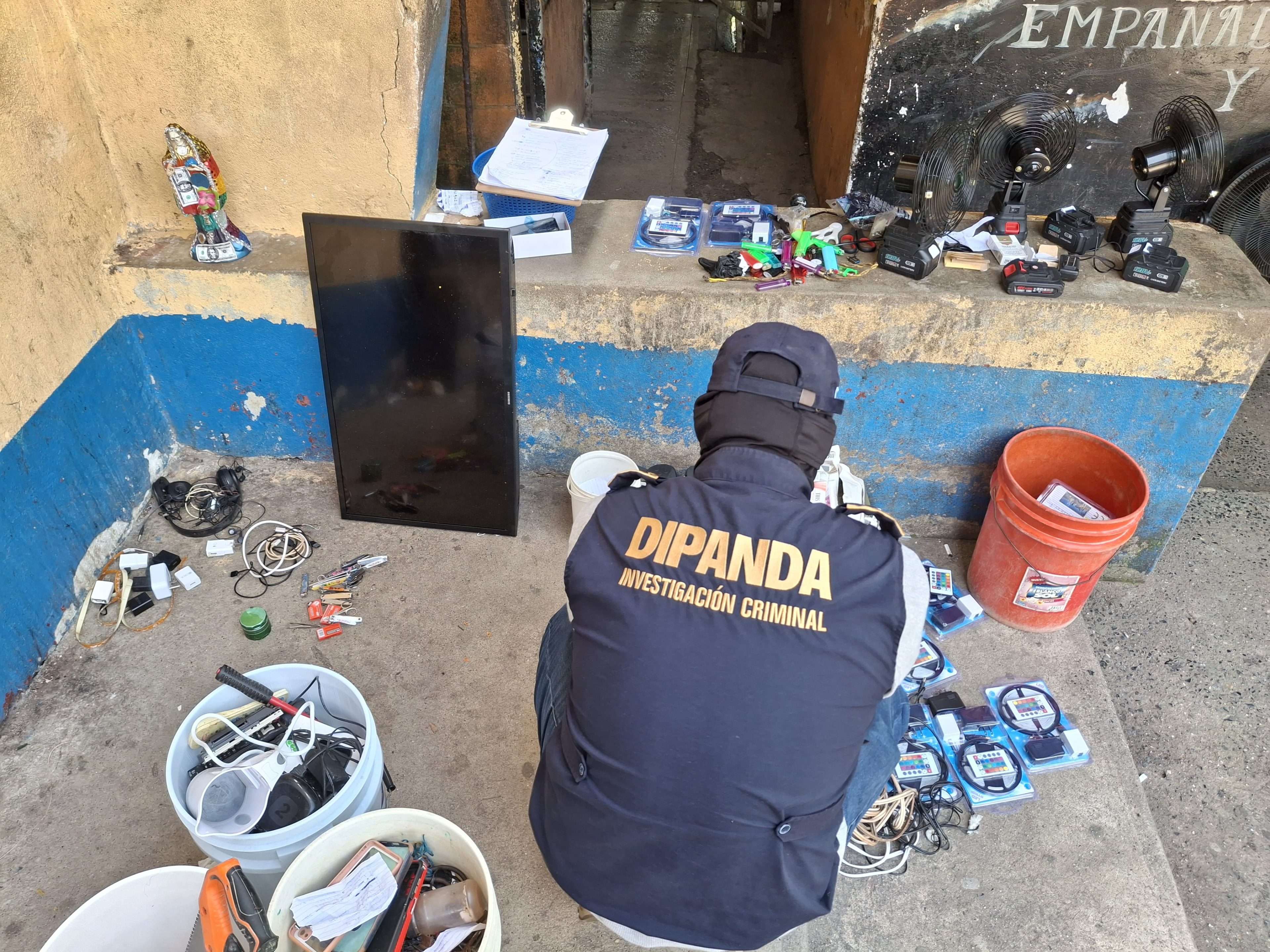 ¿Centro penitenciario o centro de operaciones? Esto fue lo que hallaron en una cárcel de Izabal