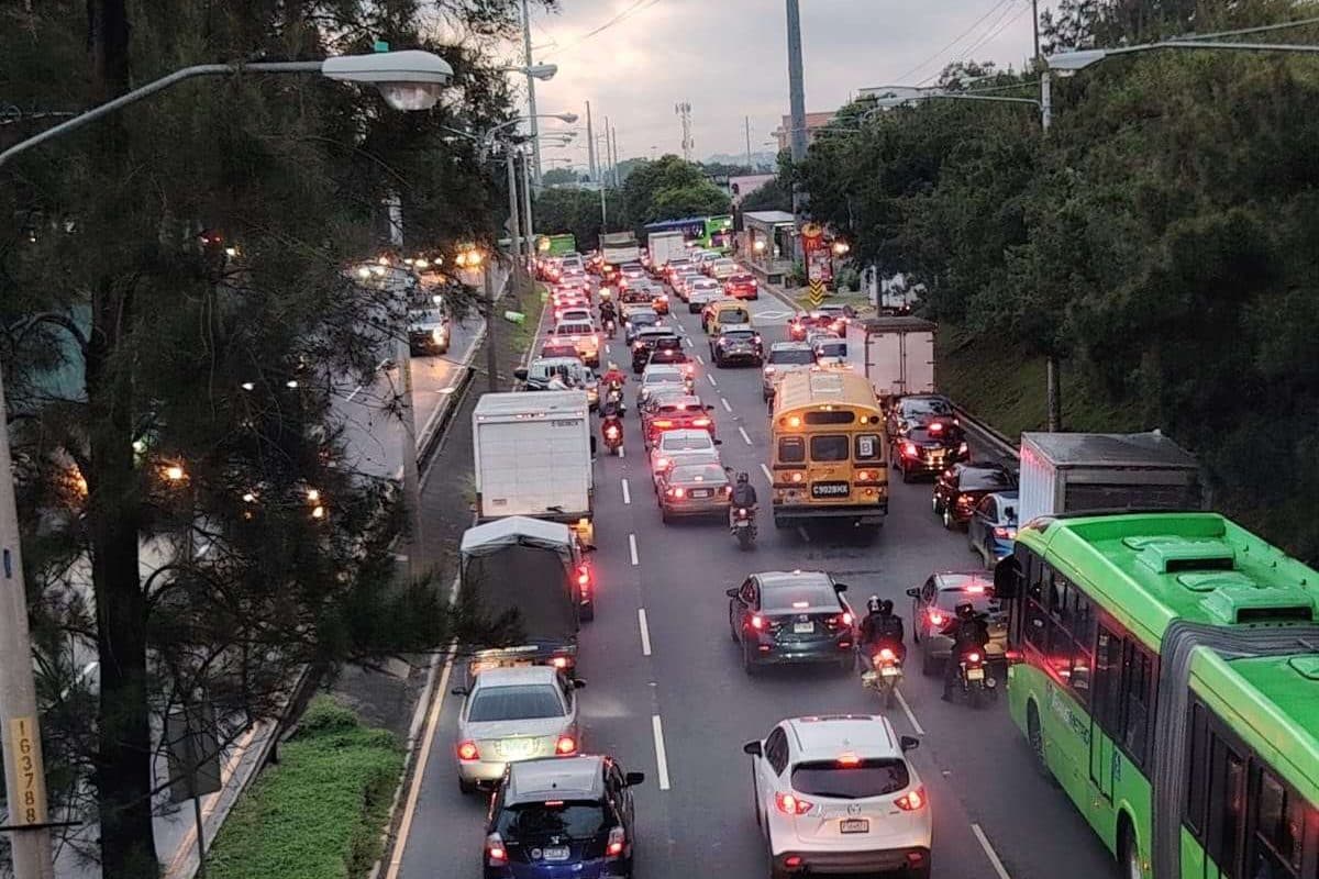 Tráiler averiado provoca caos vial en múltiples rutas este 6 de agosto