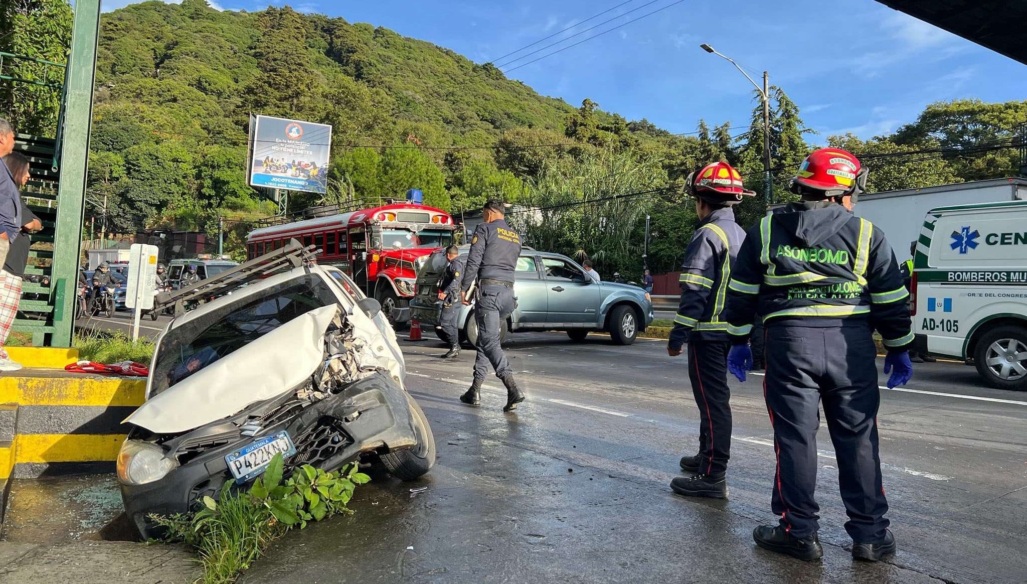 Accidente múltiple en ruta Interamericana deja dos heridos y piloto se da a la fuga