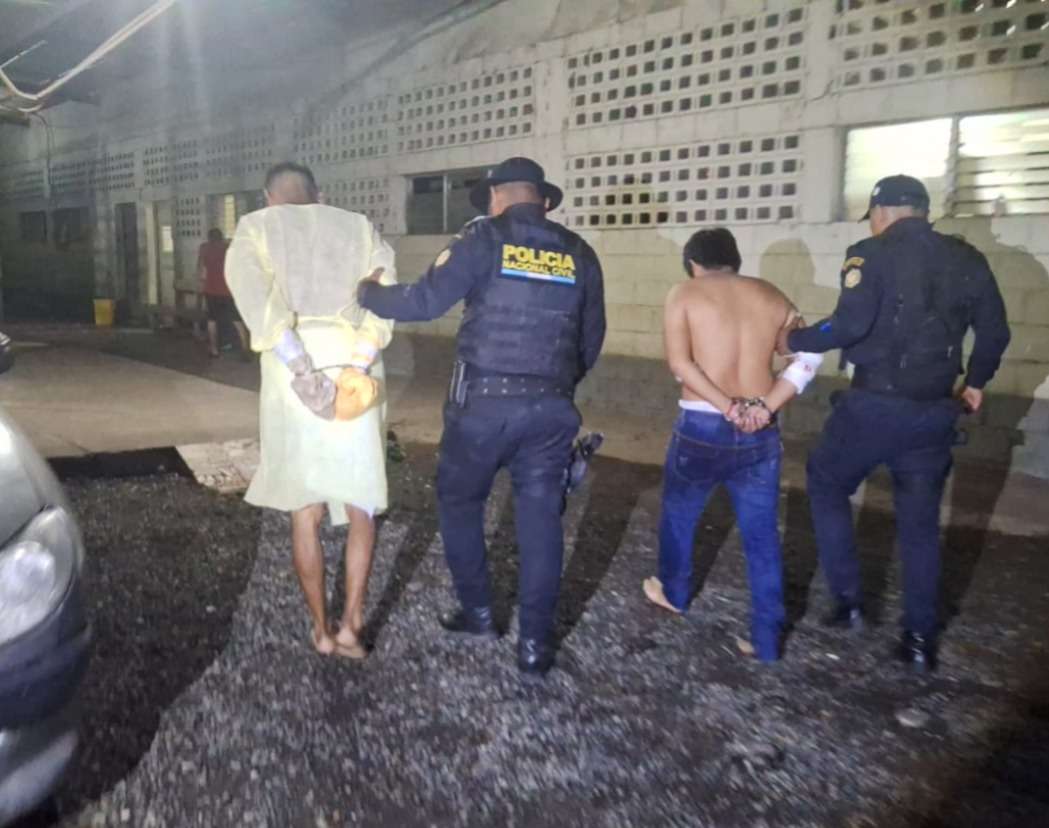 Motocicleta, derrape y pistola ilegal: así terminó la huida de dos presuntos delincuentes