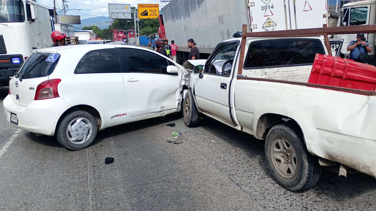 EN VIDEO | Así fue el momento en el que tráiler sin frenos embiste varios vehículos en ruta al Atlántico