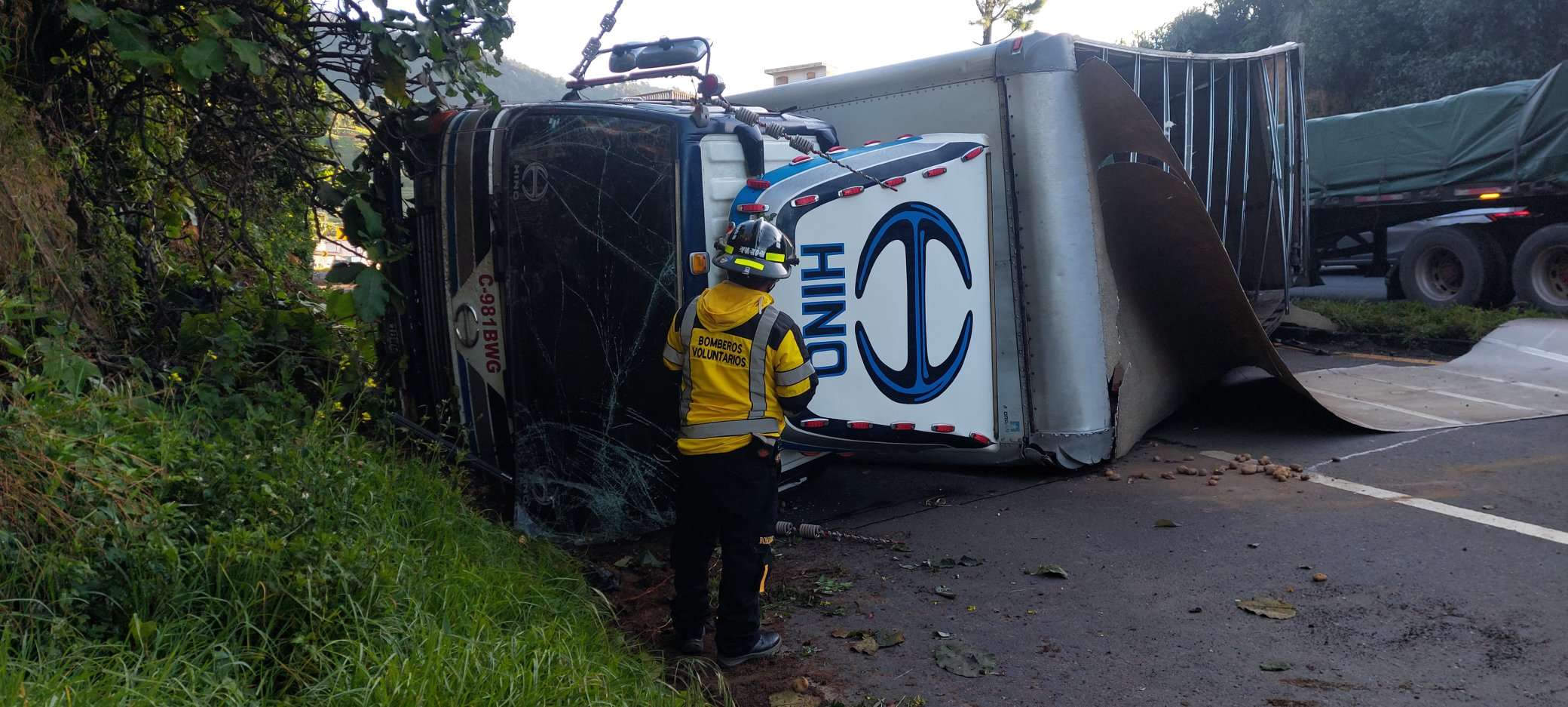 Vuelco de camión provoca bloqueo total hacia Quetzaltenango
