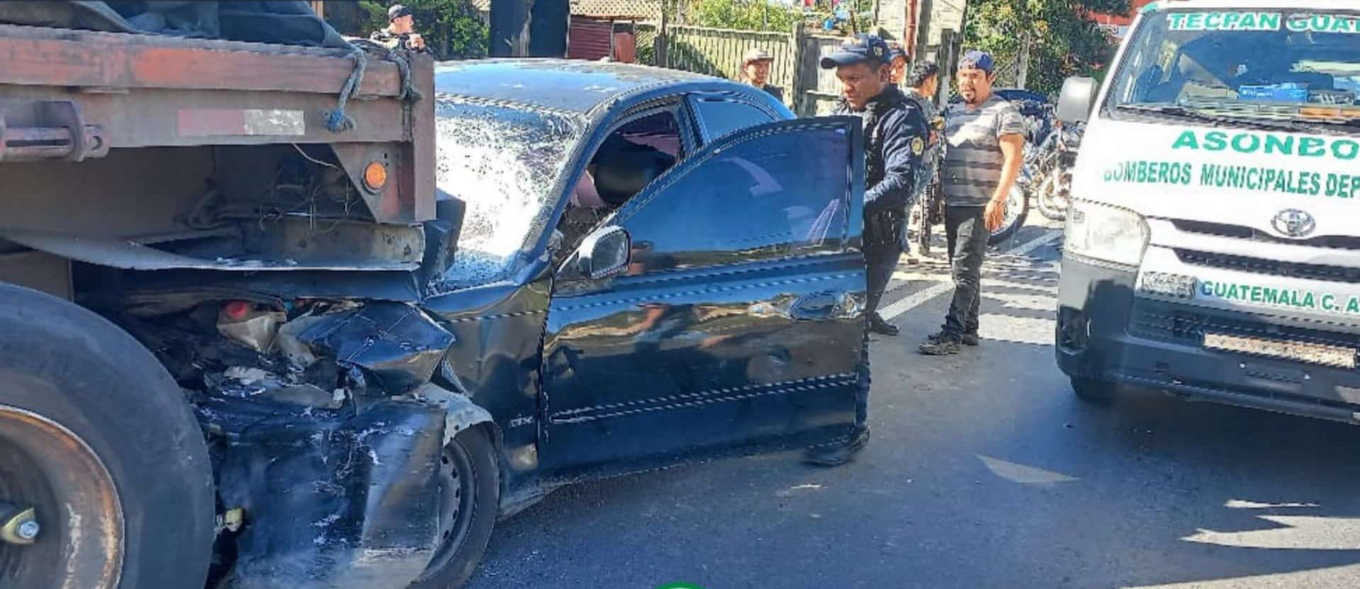 Accidente en la Interamericana mantiene tránsito detenido en Tecpán