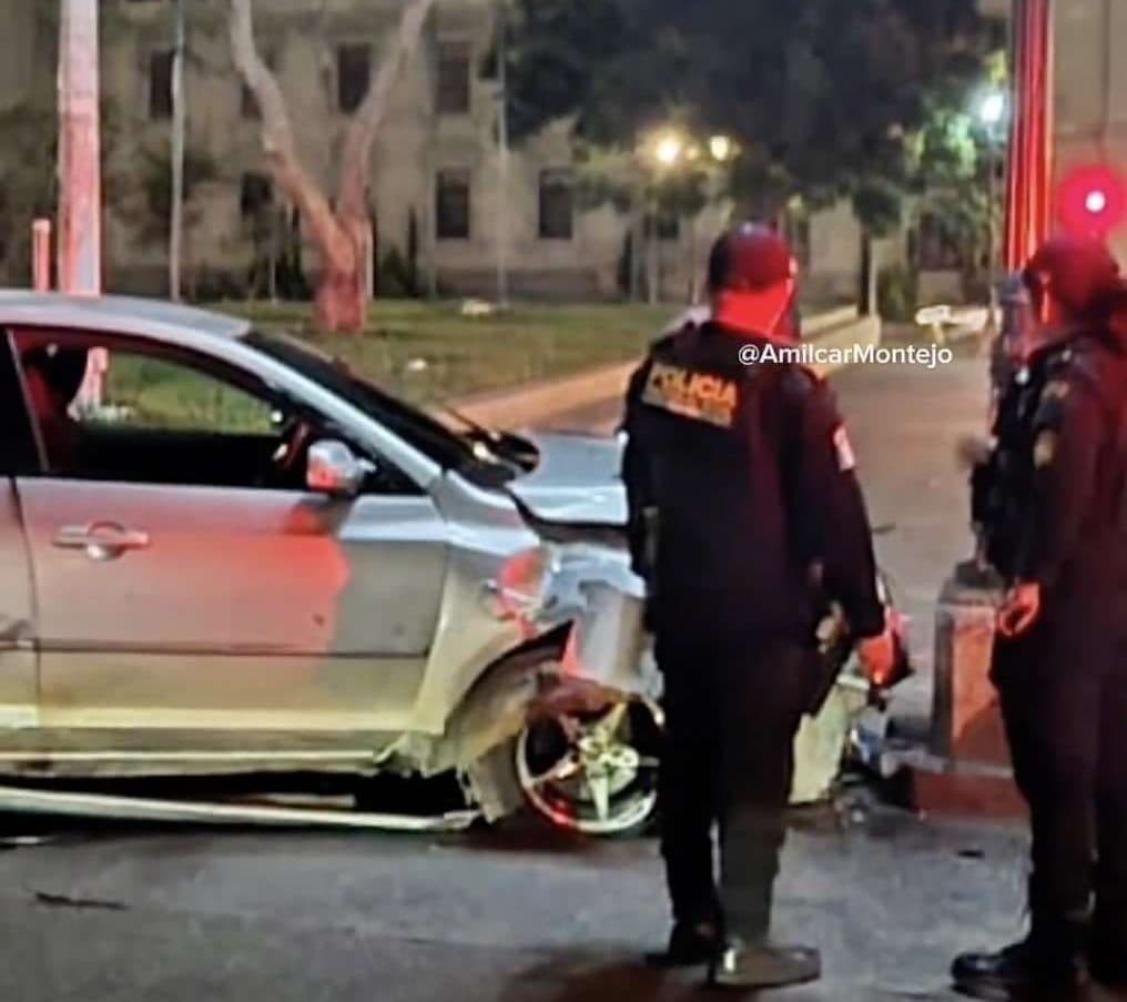 Accidente en patrimonio de la capital ¿cómo terminó un vehículo en la plaza?