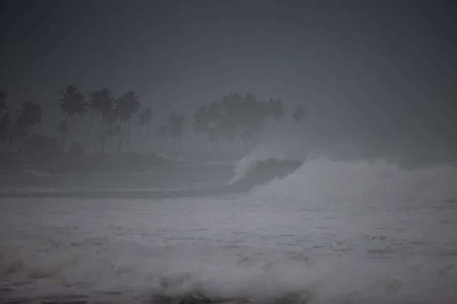 EE.UU. ordena evacuaciones en Carolina del Norte por aumento del huracán Erin
