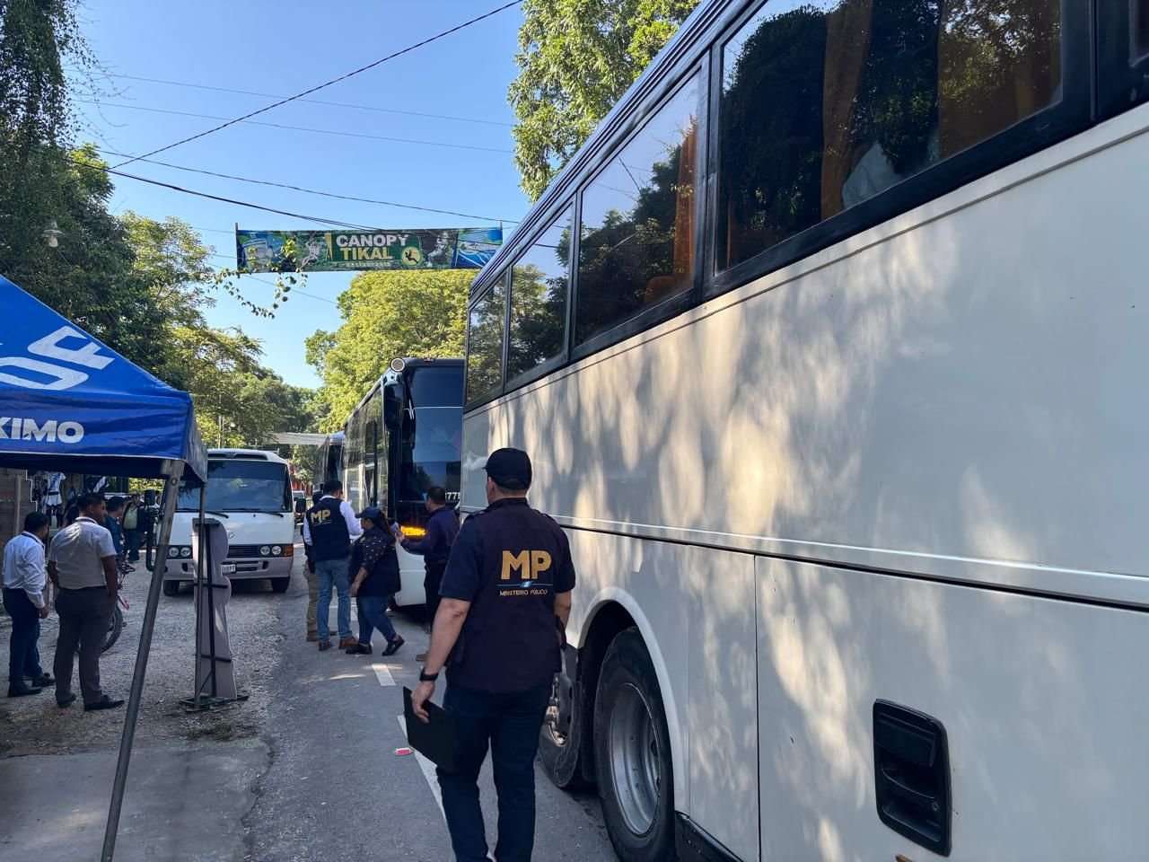 ¿Tu bus tiene permiso? Fiscalía revisa transporte turístico en el ingreso a Tikal