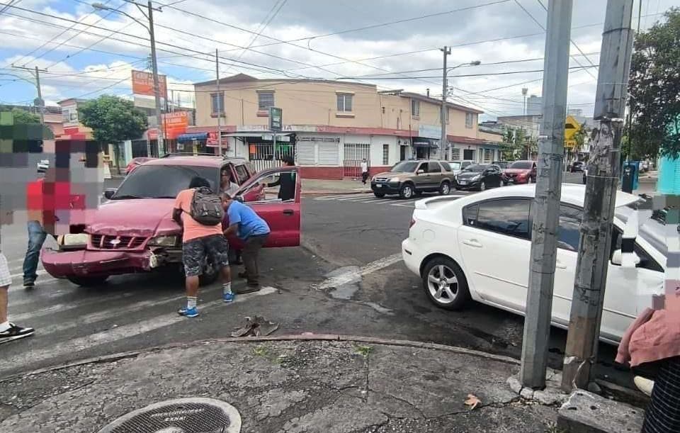 ¿Circulas por zona 11? Accidente vehicular deja daños materiales y complica el tránsito