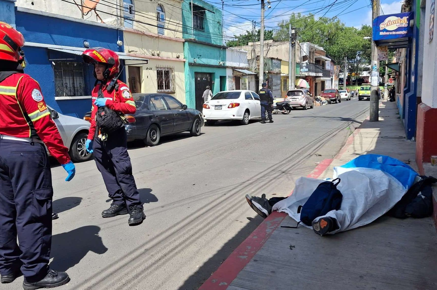 Hombre pierde la vida tras ataque armado en plena vía pública