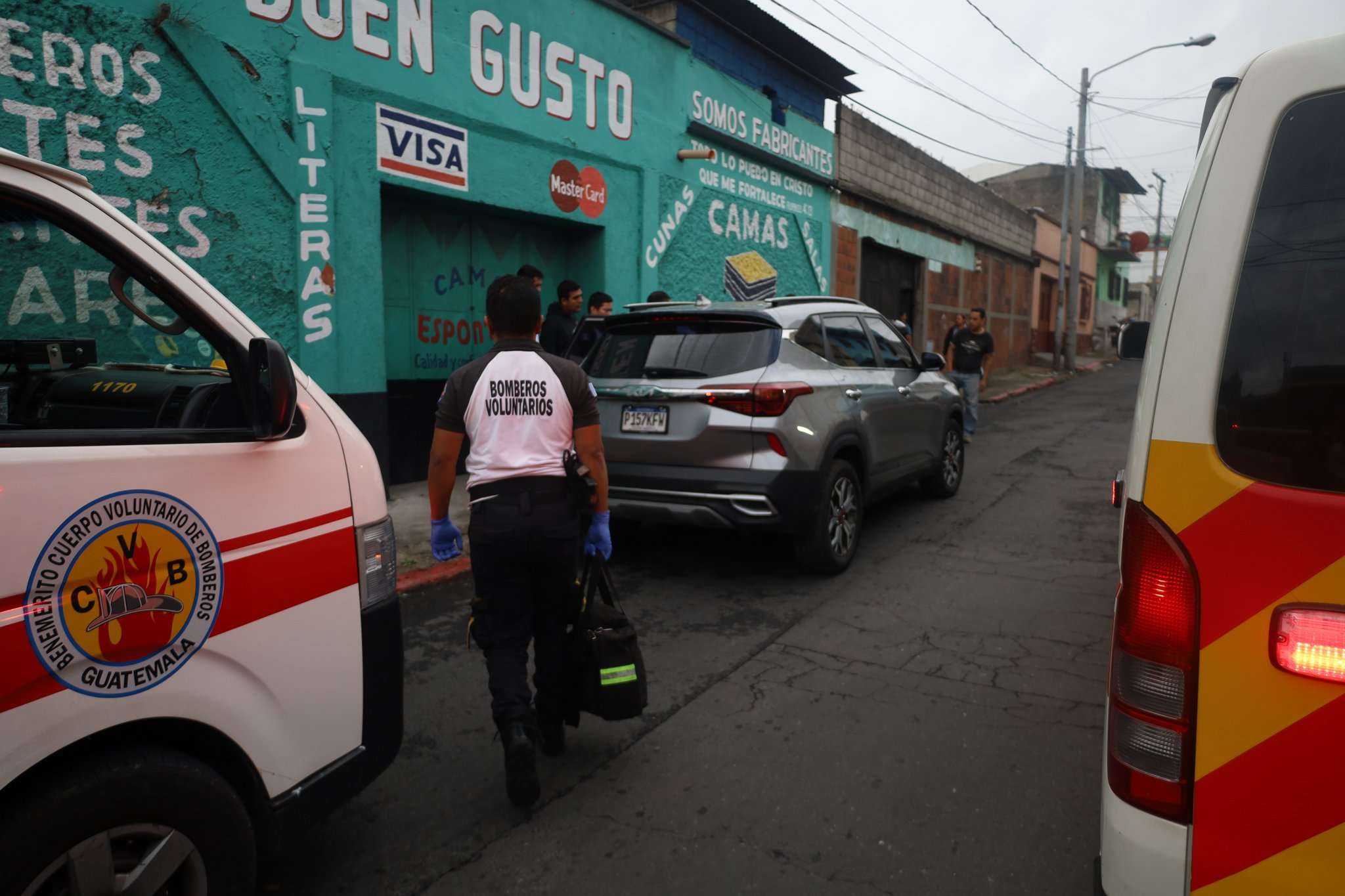 ¡Balas sobre el auto! Así vivieron tres personas un asalto en la Bolívar