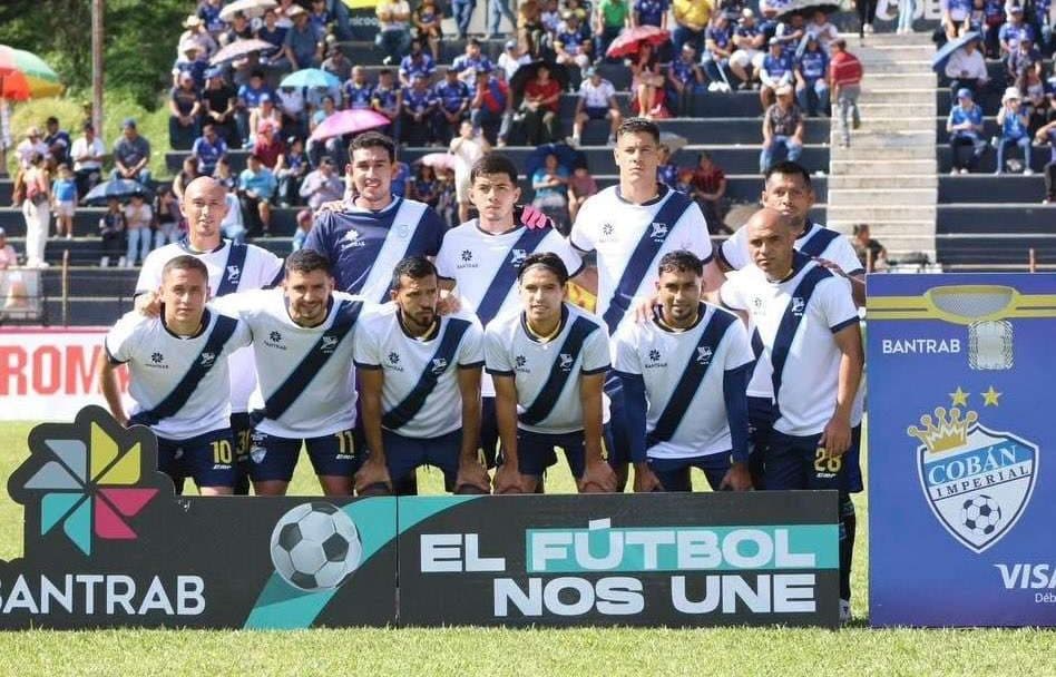 cobán imperial con la camisola de la selección nacional.