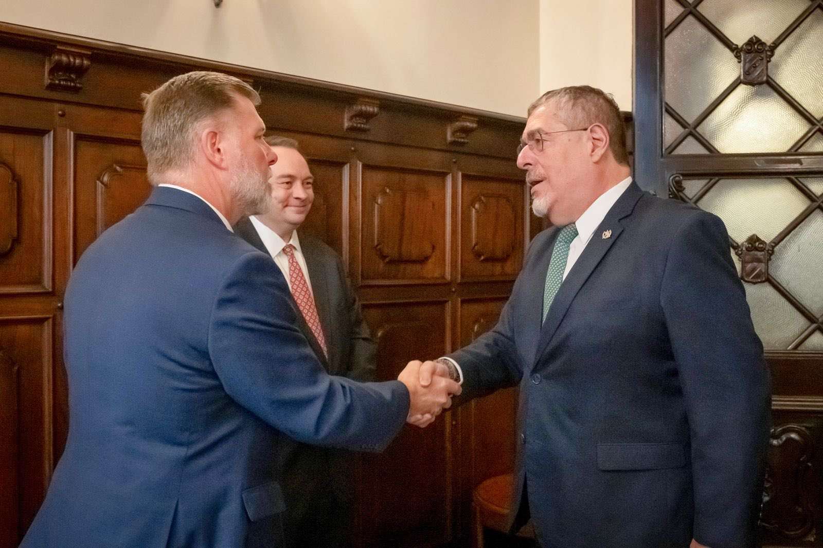 ¿Cómo beneficia a los guatemaltecos la reunión del senador de EE. UU. Rick Crawford con Bernardo Arévalo?