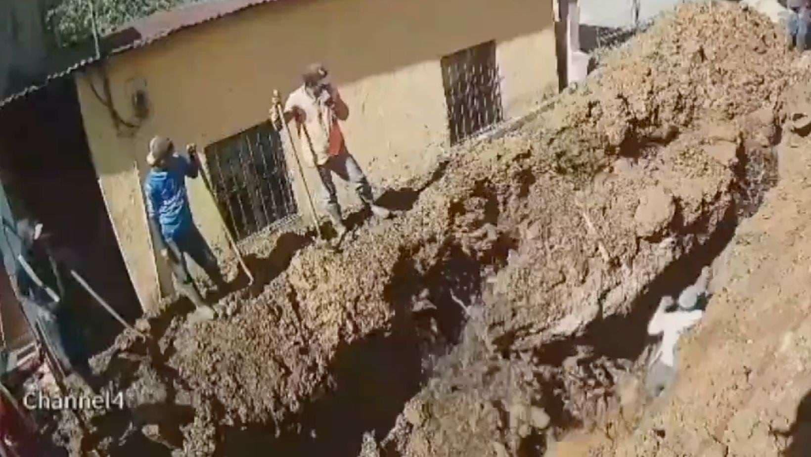 En video | Captan el momento en que un trabajador es rescatado tras quedar soterrado en una zanja