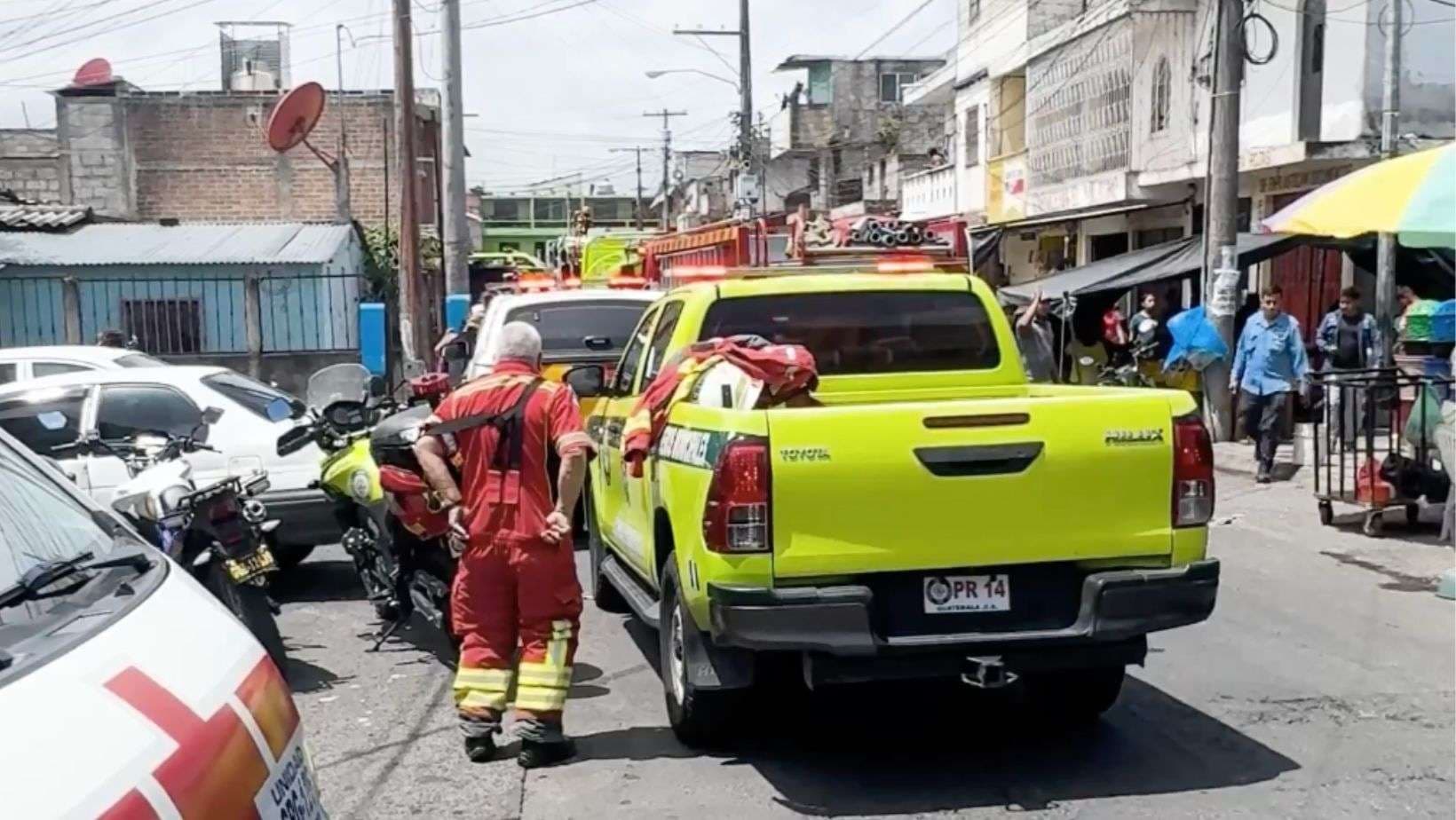 Detonaciones, humo y caos: así se vivió el incendio en una bodega de pirotecnia en zona 18