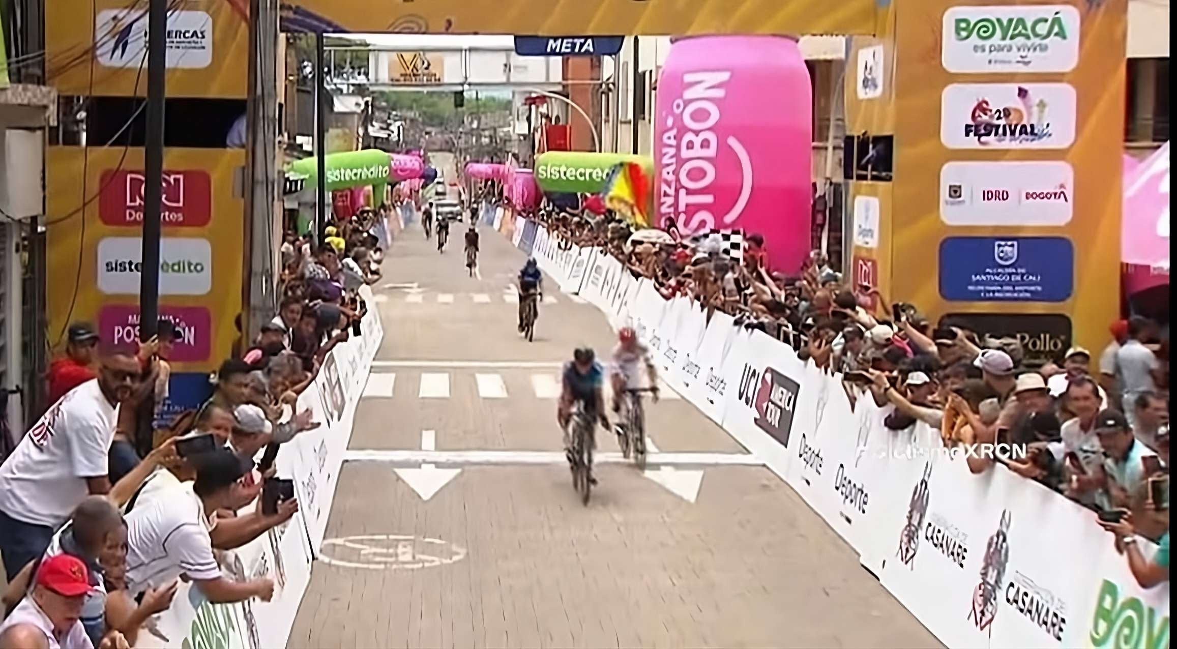 Edgar Torres (a la derecha).