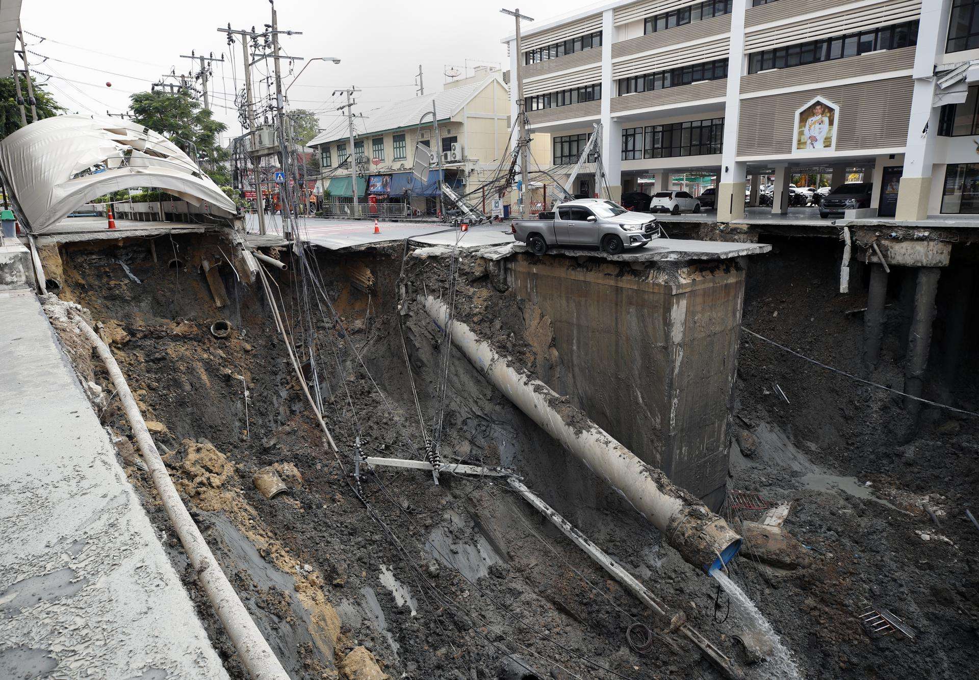 Un gran socavón frente a un hospital de Tailandia obliga a evacuar a los pacientes