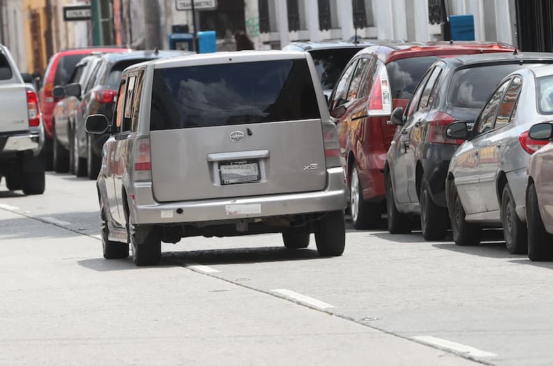 Autos que “desaparecen”: la problemática de las placas ocultas que alerta a autoridades