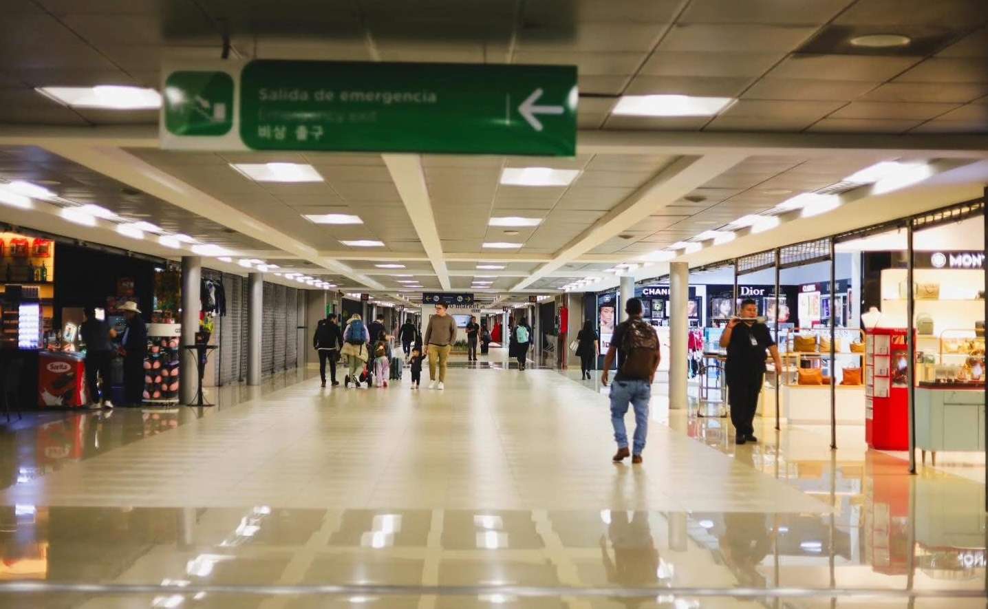 Falla en elevador del Aeropuerto La Aurora: nuevamente atrapadas varias personas