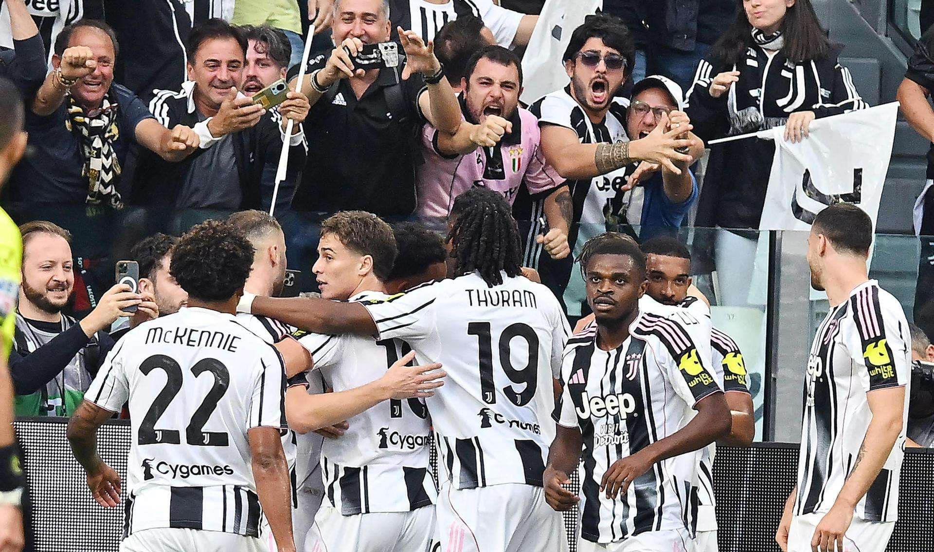 Los jugadores del Juventus celebran un gol durante el partido dela Serie A que han jugado Juventus FC e Inter FC en Turín, Italia. EFE/EPA/ALESSANDRO DI MARCO