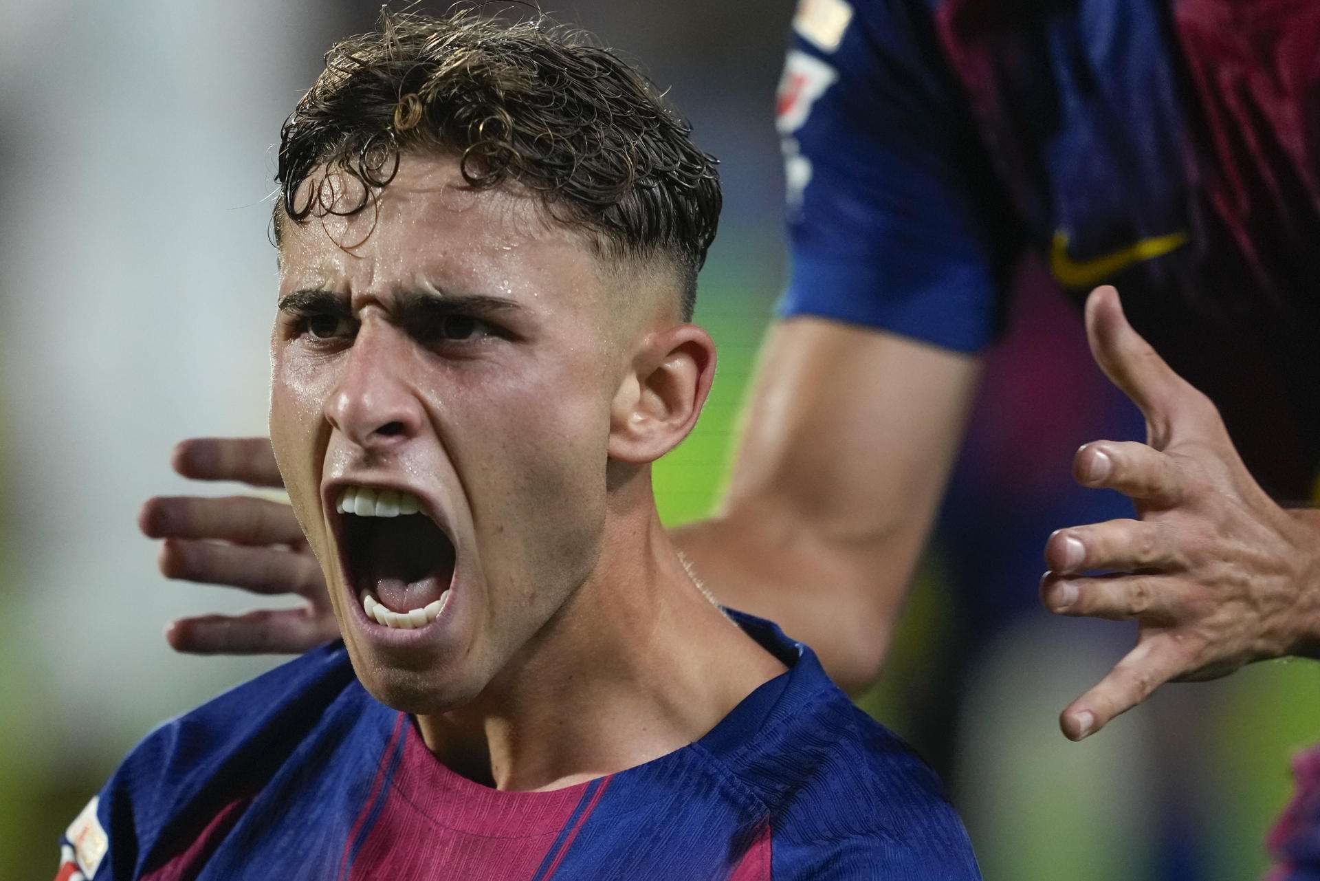 El centrocampista del Barcelona Fermín López celebra tras marcar el tercer gol ante el Valencia, durante el partido de la cuarta jornada de LaLiga EA Sports que FC Barcelona y Valencia CF disputaron en el estadio Johan Cruyff. EFE/Alejandro García