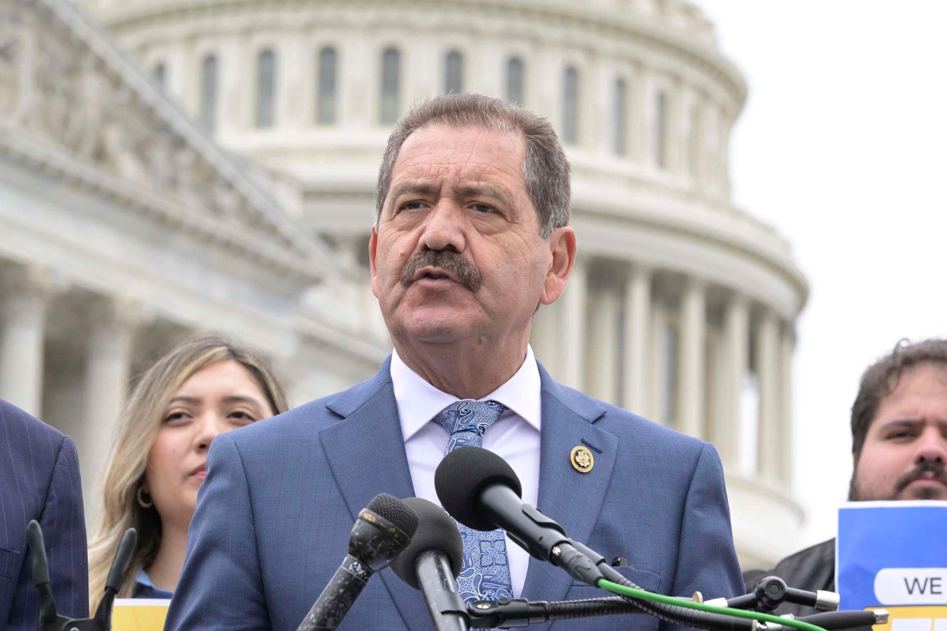 El congresista del Chicago más latino asegura que las redadas de Trump buscan militarizar la ciudad