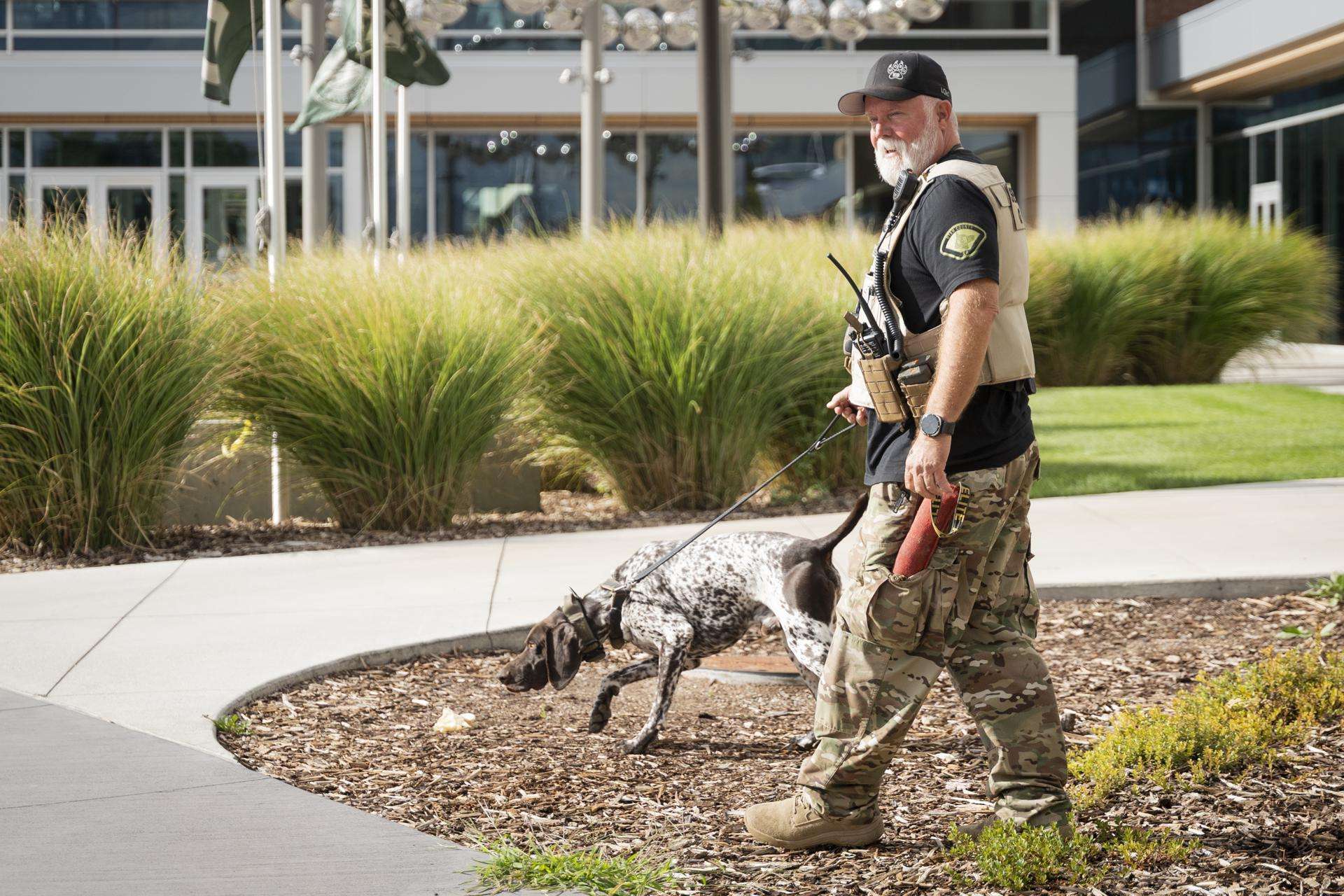 Investigadores creen que el asesino de Charlie Kirk tiene "edad universitaria"