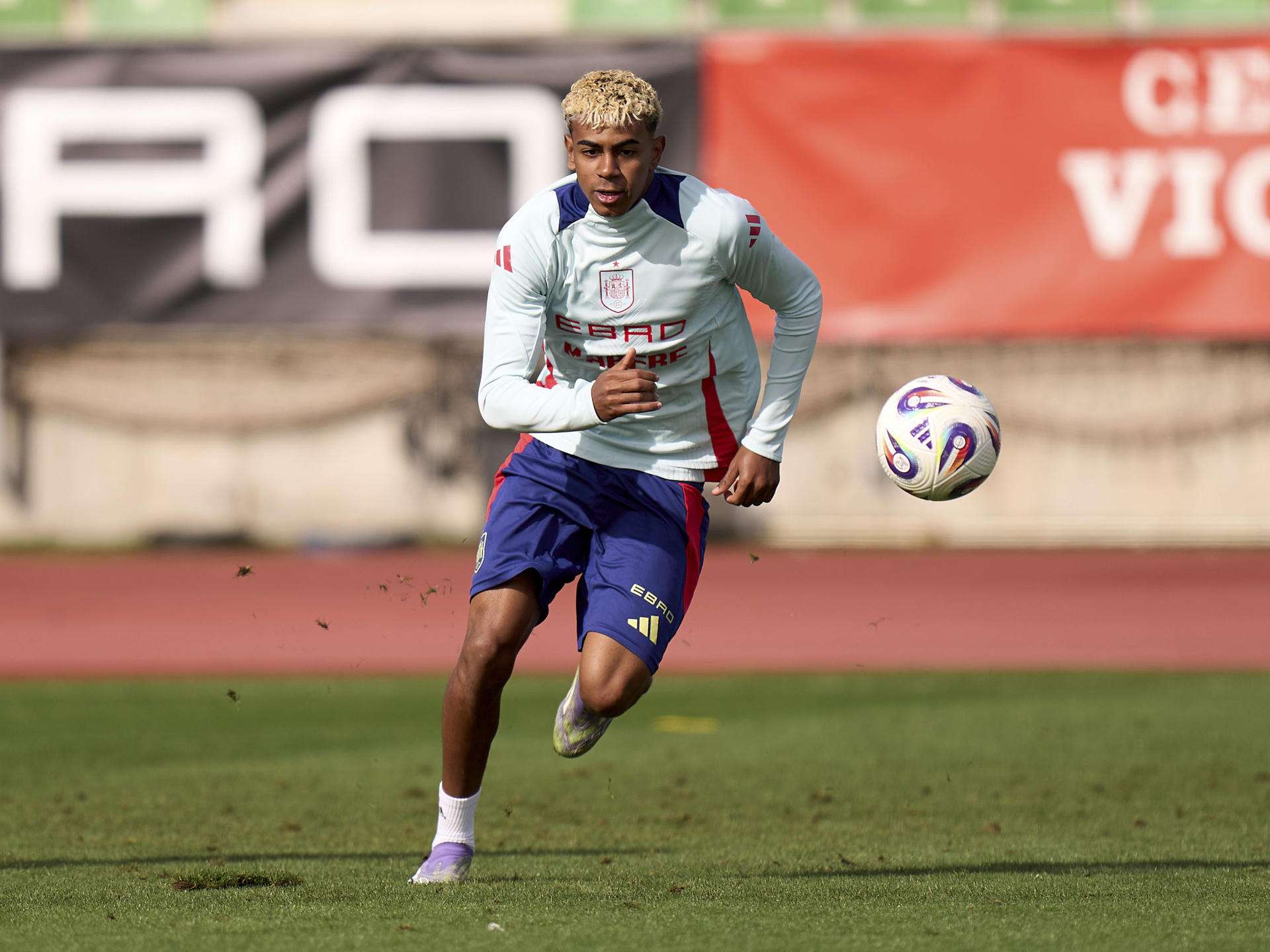 El internacional español Lamine Yamal reconoció este lunes que sigue su camino con la "mentalidad" que le ha convertido en estrella, sin atender a noticias de su vida fuera de los terrenos de juego, y agradeció la defensa a ultranza que hizo el seleccionador, Luis de la Fuente, días atrás.