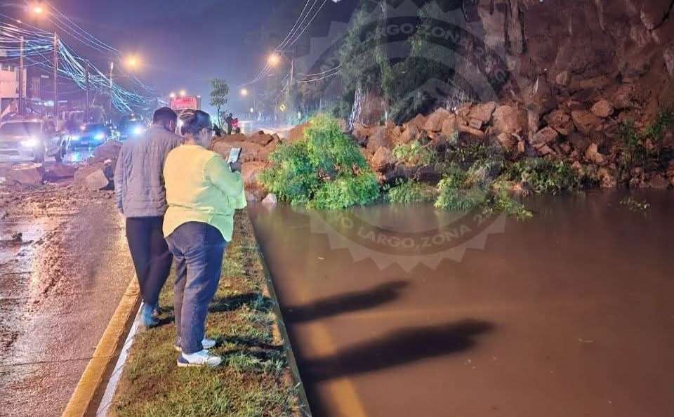 Derrumbe bloquea paso en ruta al Atlántico