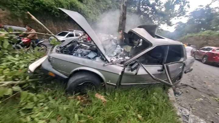 EN IMAGÉNES | Carro queda destruido tras percance en El Naranjo