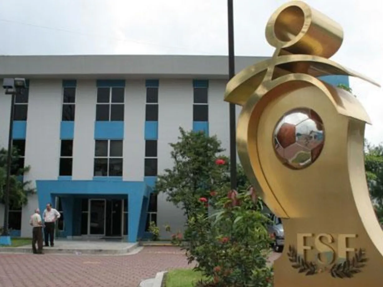 ¿El racismo le sale caro a El Salvador? FIFA sanciona a la FESFUT con multa y cierre parcial de estadio