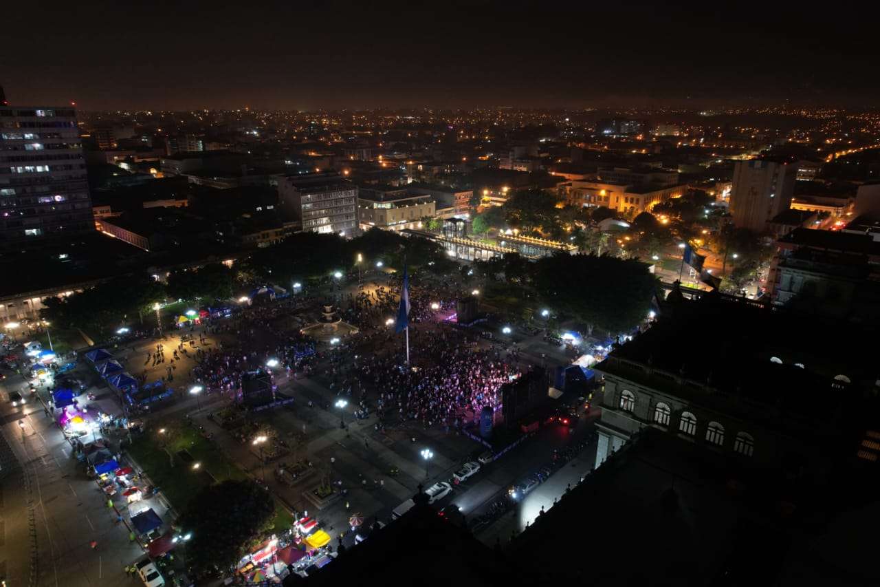 ¡La Plaza ya late Azul y Blanco! La afición se reúne para alentar a la Selección Nacional