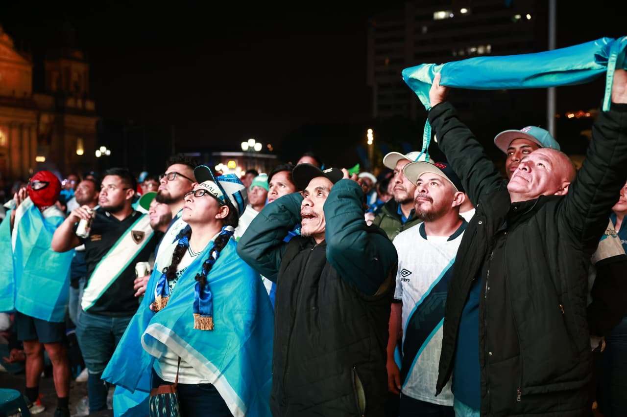 Cantos, banderas y goles: así se siente la afición en el Parque Central