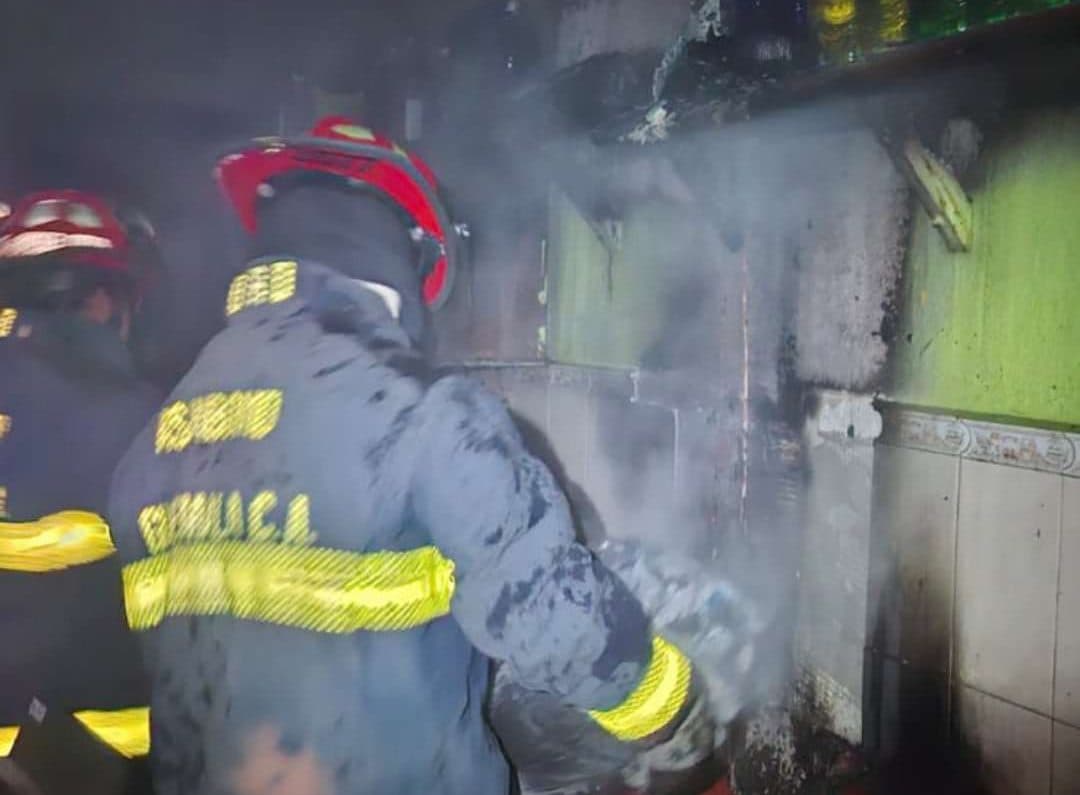 ¡Momentos de tensión! Fuego provoca crisis nerviosa en escuela de Mixco